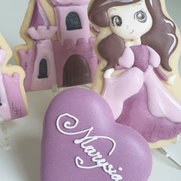 ciasteczka urodzinowe dla dziewczynki, księżniczki, ciastka lukrowane, ręcznie lukrowane ciasteczka Basia sweets