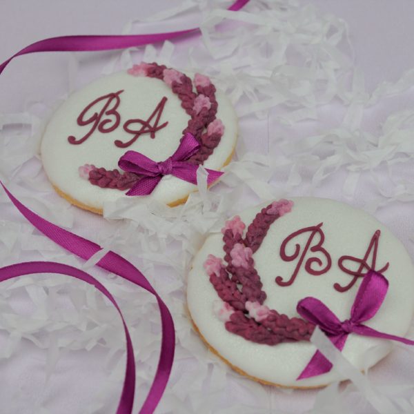 lawendowe ciasteczka ślubne z inicjałami, podziękowania dla gości na ślub, podziękowania na ślub, lukrowane ciasteczka - Basia sweets