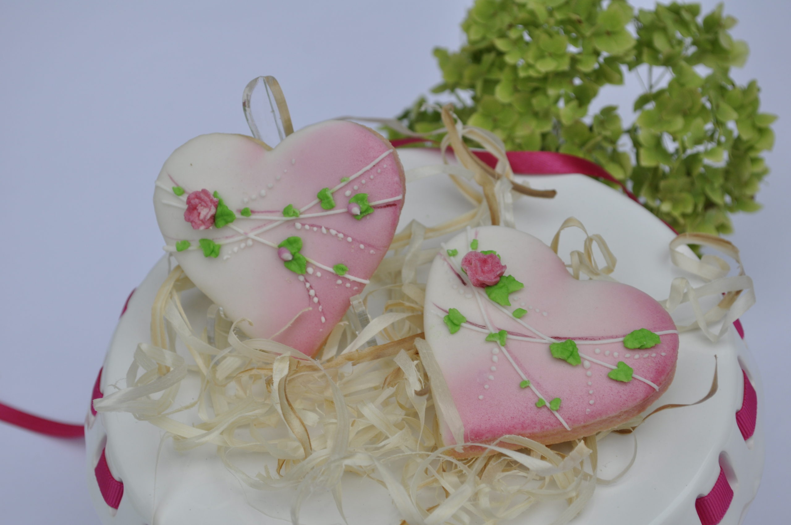 ciasteczka ślubne serca z kwiatuszkami, podziękowania dla gości na ślub, podziękowania na ślub, lukrowane ciasteczka - Basia sweets