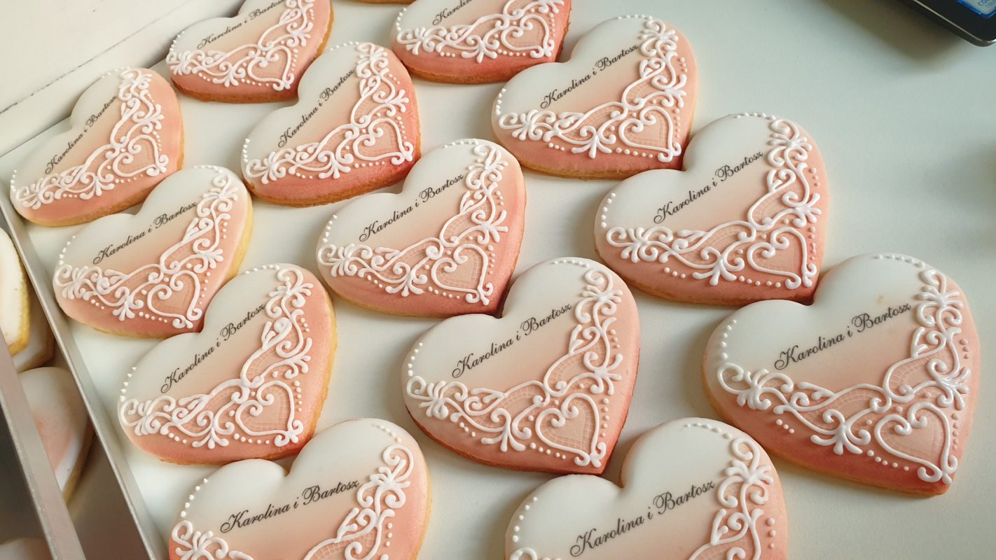 Ciasteczka ślubne z wzorem zaproszenia, pierniki ślubne, ręcznie dekorowane pierniki, podziękowania ślubne personalizowane, podziękowania ślubne dla gości, lukrowane ciasteczka na wesele Basia sweets