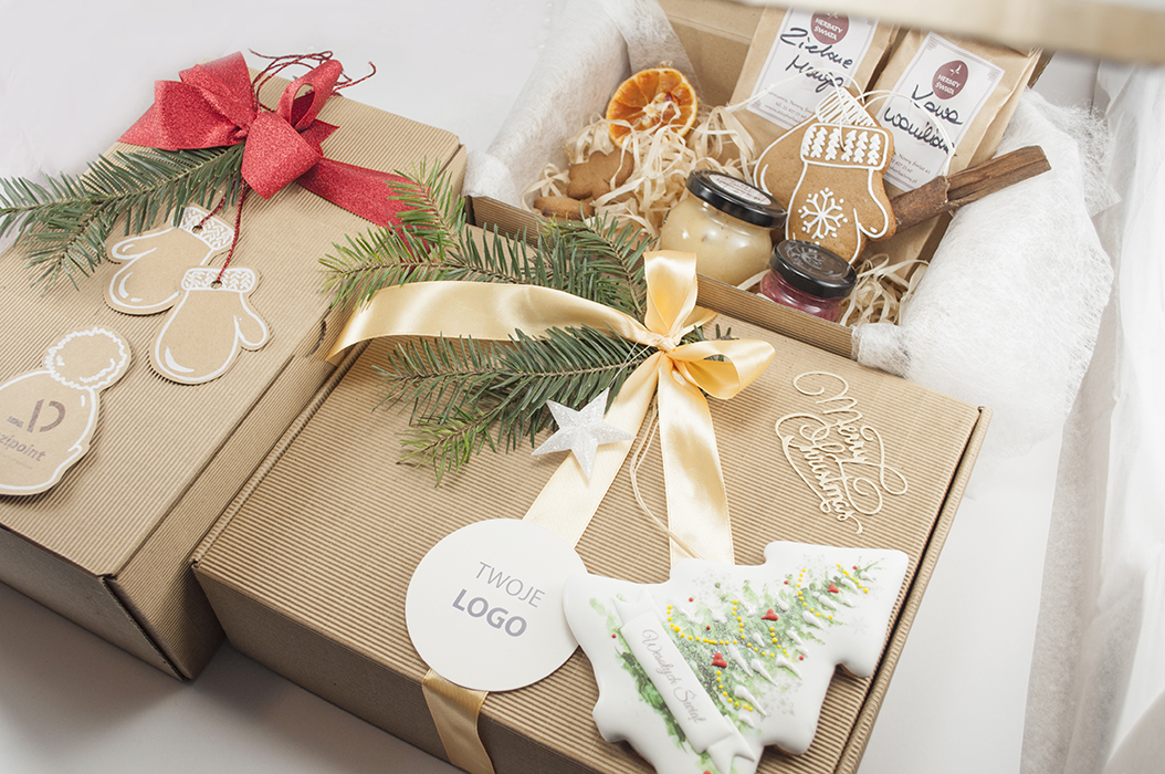 Paczki świąteczne - Paczki Bożonarodzeniowe z pierniczkami, pierniki z logo, paczki świąteczne dla firm, upominki dla firm, paczki bożonarodzeniowe, niepowtarzalne paczki świąteczne, paczki świąteczne premium, produkt polski, paczki świąteczne na zamówienie